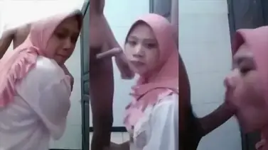 Cewek Jilbab Pink Nyedot Batang Gede Sampe Ngecrot HD