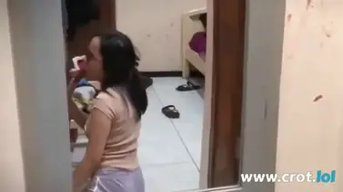 Gadis Berkacamata Cantik Pasrah Servis Kasur