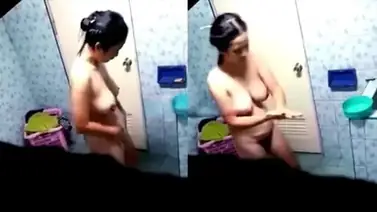 Ngintip Tante Cantik Toge Mandi Sampe Memek Basah