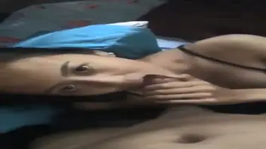 Nyepong Kontol Gede Sambil Dikobel Memek Di Bantal Biru Sampe Basah